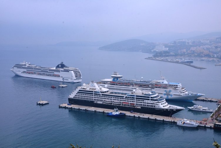 Kuşadası’nda turist bereketi! 3 kruvaziyer binlerce turist getirdi