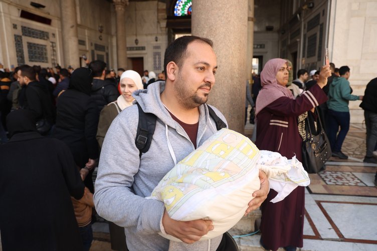 Suriyeliler Esad sonrası ilk cuma namazı için Emevi Camii’ne akın etti
