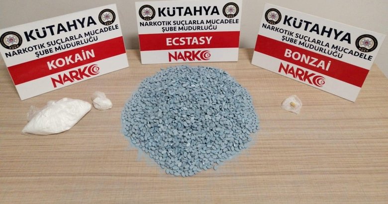 Otomobilinde 4 bin 638 uyuşturucu hapla yakalandı