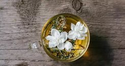 Buram buram sağlık kokuyor! Teriniz bile güzel kokacak! Yasemin çayının faydaları saymakla bitmiyor... Yasemin çayı nasıl demlenir?