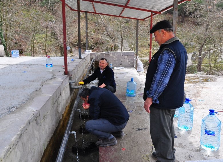 Manisa’daki şifalı suyun yolu kapatılmasına rağmen aldırış eden olmadı