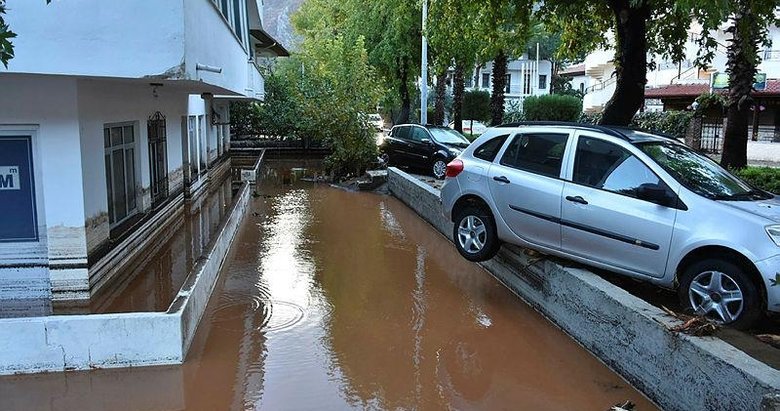 Marmaris’te selin zararı gün ağarınca ortaya çıktı
