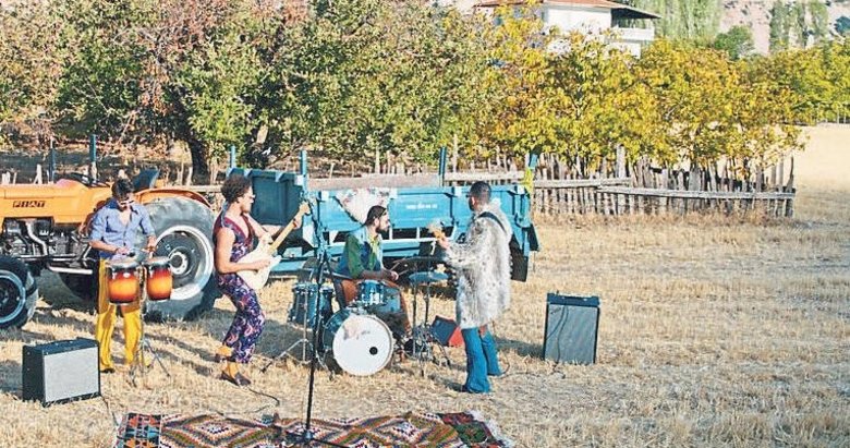 Evrencan Gündüz dedesi ve babası için sarkı yaptı