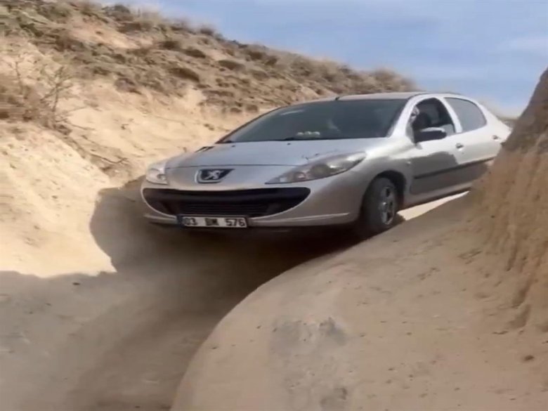 Navigasyona güvenen sürücü hüsrana uğradı: Kendini peribacalarının arasında buldu!