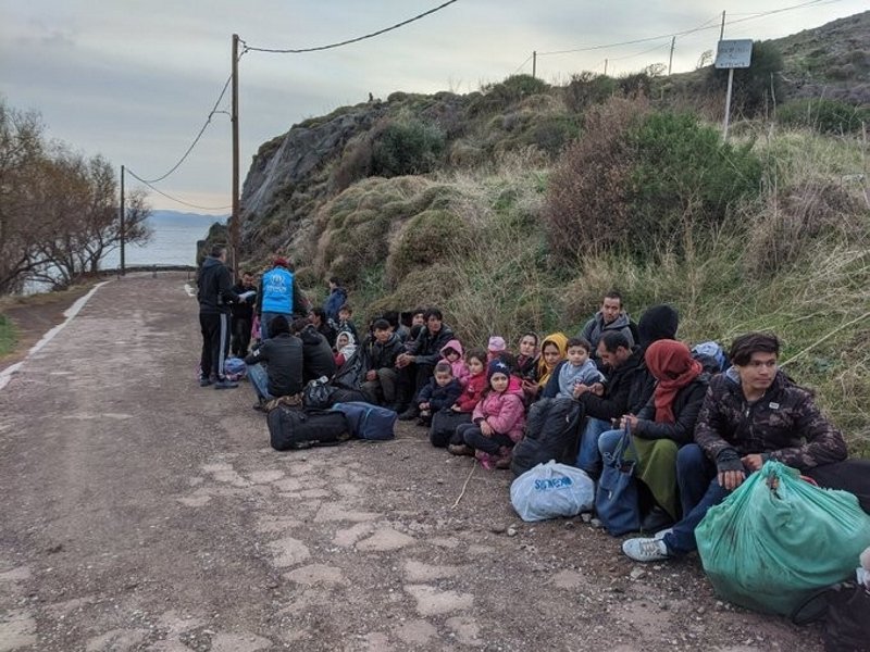 Yunan adalarında yabancı gazetecilere göçmen dayağı