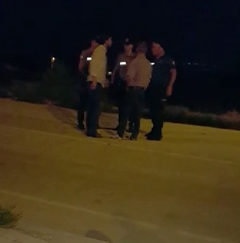 Denizli’de bir kişi yanan aracının başında polisle tartıştı ardından kıyafetlerini çıkarıp kaçtı