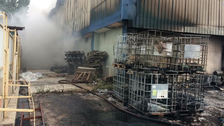 İzmir’de geri dönüşüm fabrikası yandı