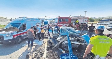 Edremit’te otomobille kamyonet çarpıştı