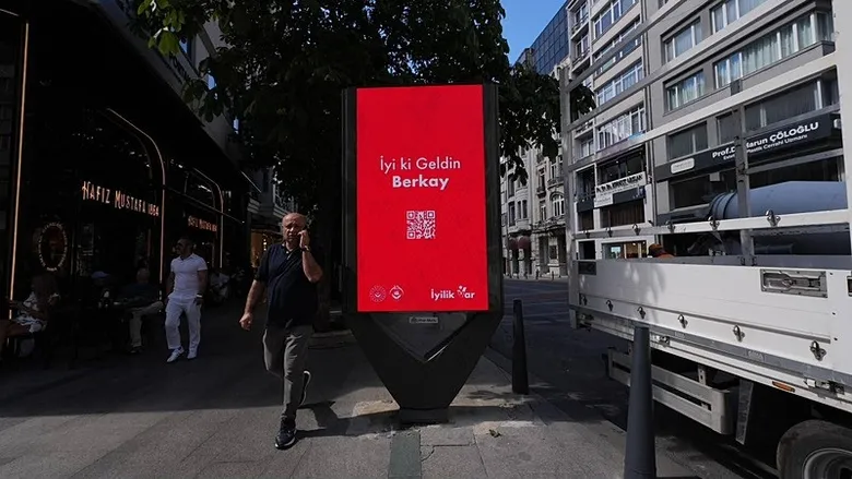 81-ilde-herkes-bu-billboardlari-konusuyor-yolda-aniden-karsiniza-cikarsa-sasirmayin-1788950273981.jpeg