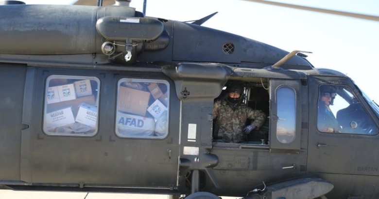 Mehmetçik depremzede köylere helikopterle yardım malzemesi taşıyor