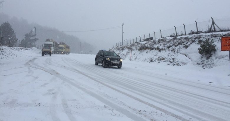 Domaniç’te yoğun kar yağışı ulaşımı olumsuz etkiledi