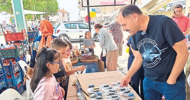 Manisalı çocuklar mini pazar şenliğinde tezgah açtı