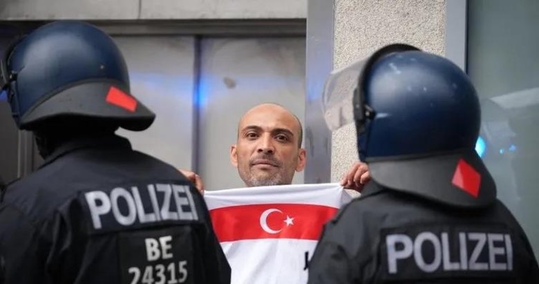 Almanlar rahat durmuyor! Türk taraftarlara gözaltı