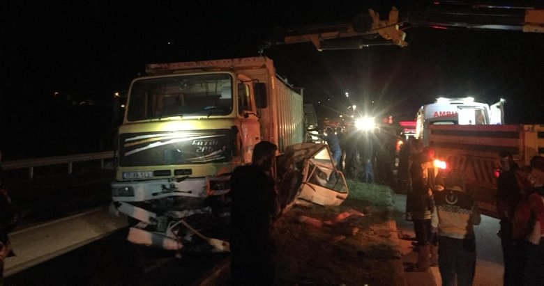 Hafriyat kamyonuyla otomobil çarpıştı: 2 ölü
