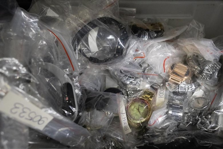 İzmir Adnan Menderes Havalimanı’nda unutulan binlerce eşya sahiplerini bekliyor