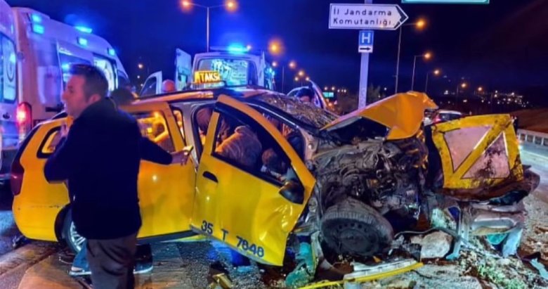 İzmir’de feci kaza! Ticari taksi bariyerlere çarptı 1 yolcu hayatını kaybetti