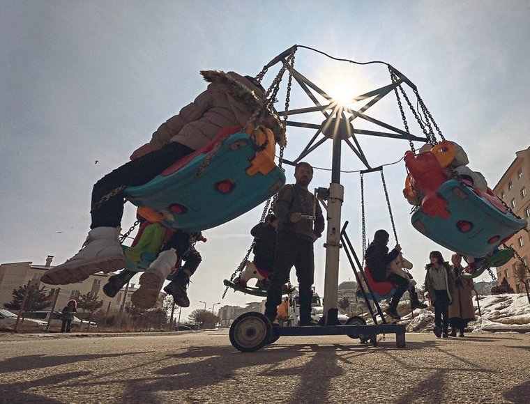 Çocukların yüzündeki bir gülücük için el ele