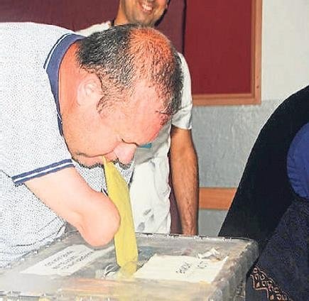 Sandık başından renkli ve ilginç seçim manzaraları