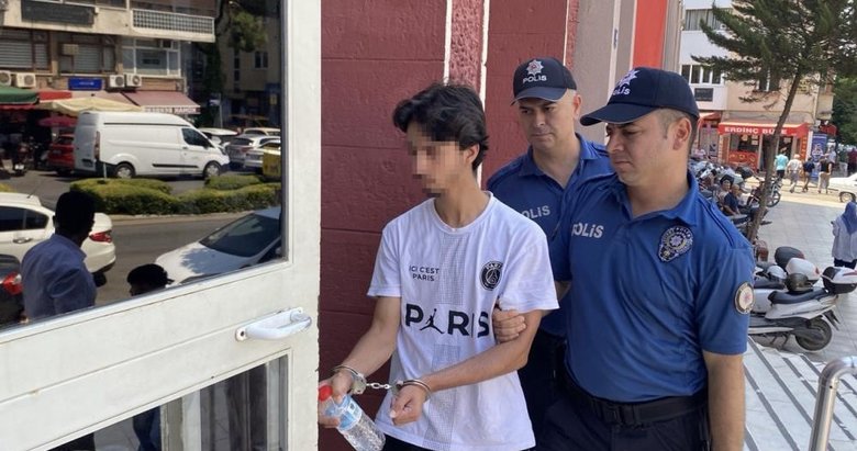 16 yaşındaki çocuğu başından bıçaklamıştı! Kar maskeli saldırganın kız kardeşi gazetecilere el hareketi çekti