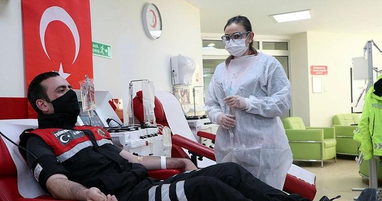 İzmirli genç, kalp masajıyla hayata döndürdüğü kadın için kan bağışı yaptı