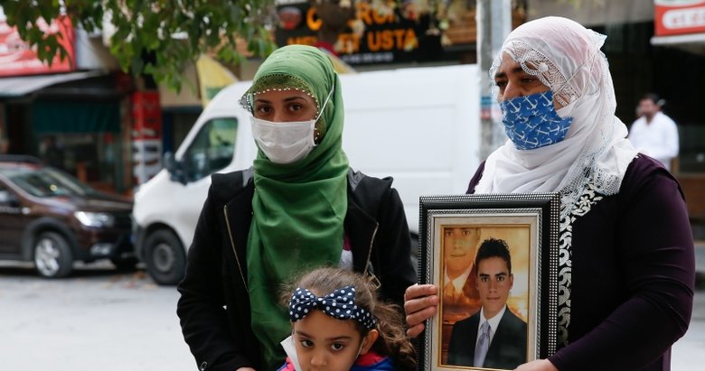 İzmir’de HDP önündeki evlat nöbetine bir aile daha katıldı