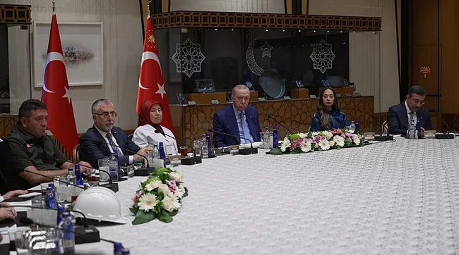 baskan-erdogan-1-mayis-oncesi-iscileri-bestepede-kabul-etti-1777564499851.png