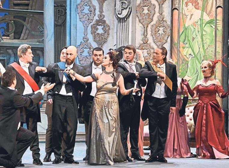 Opera sahnesinde bir şen dul var