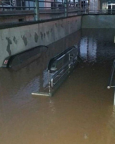 İzmir Torbalı’da yağmur nedeniyle taşan çay, köprüye zarar verdi