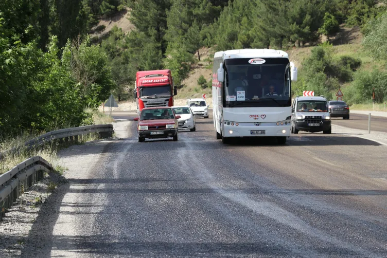 Denizli’de sıcak hava asfaltı eritti! Sürücülere kritik uyarı!