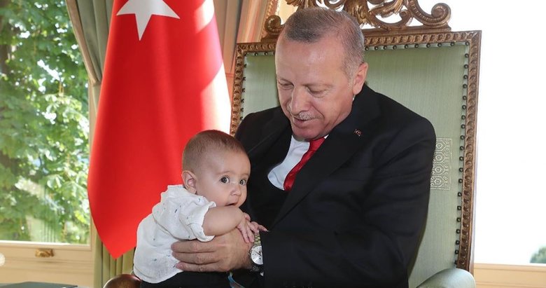 Başkan Erdoğan, Alişan ve eşi Buse Varol ile bayramlaştı