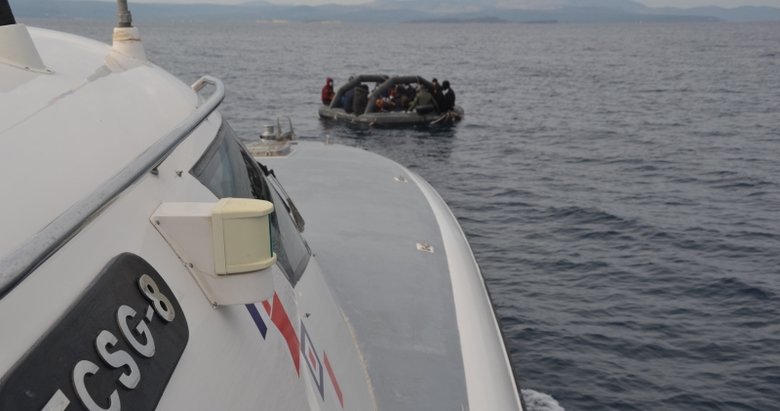 Balıkesir’de Türk kara sularına itilen 35 sığınmacı kurtarıldı