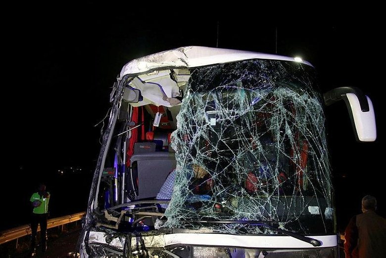 Uşak’taki kazada can pazarı! Otobüs tıra arkadan çarptı