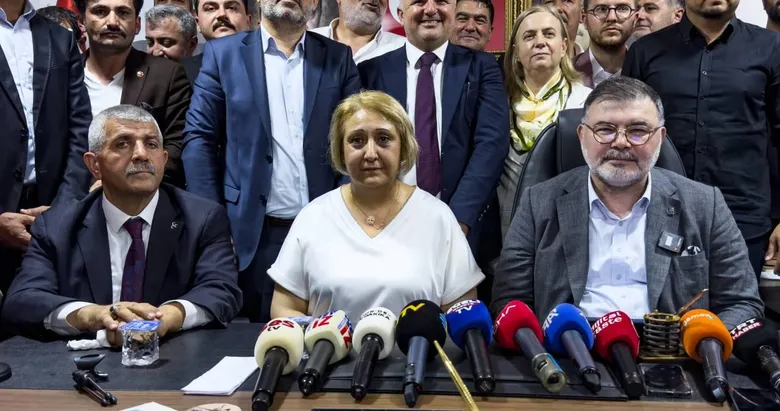 Muhalefette menderes kapışması