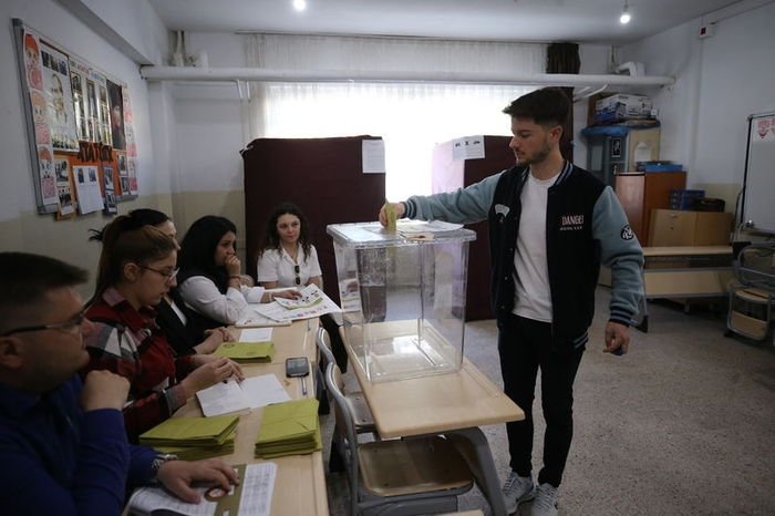Türkiye sandık başında! Milyonlarca seçmen oy kullanıyor