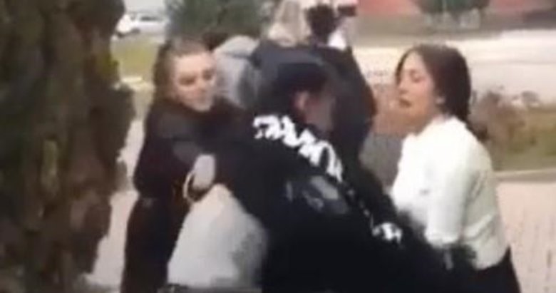 Kız öğrenciler tekme tokat birbirine girdi! Bu görüntüler polisi harekete geçirdi
