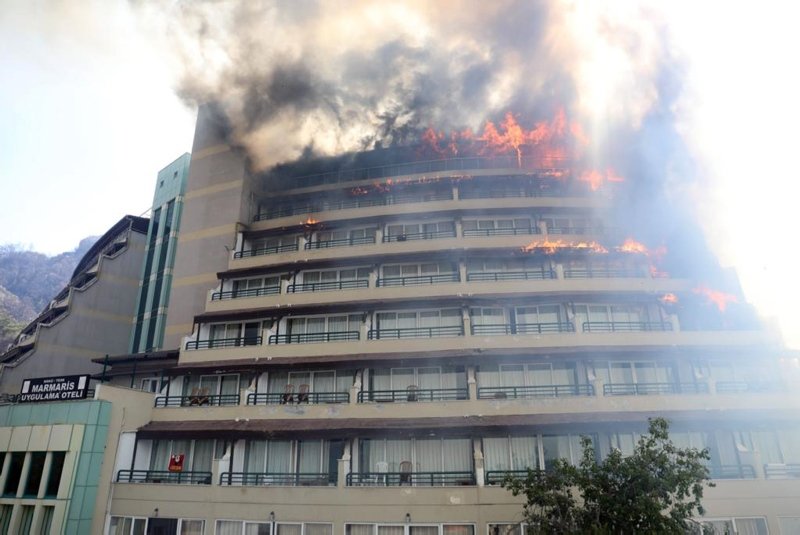 Marmaris’te faciadan dönüldü! Uygulama otelinin yanan odaları görüntülendi