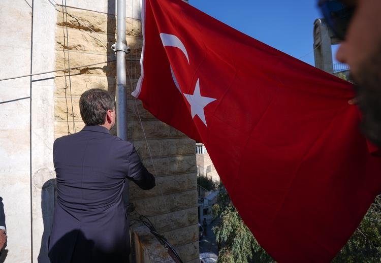 Son dakika: Türk bayrağı Halep Başkonsolosluğu’nda göndere çekildi