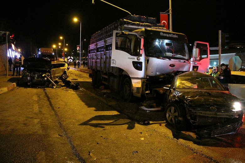 Kamyon kırmızı ışıkta duran araçlara çarptı: 9 yaralı