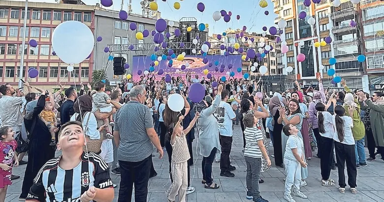 Gökyüzü Gülsüm için rengarenk oldu