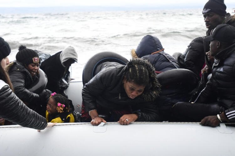 Göçmenler Midilli Adası’na çıkıyor! Ege’den son dakika görüntüleri...