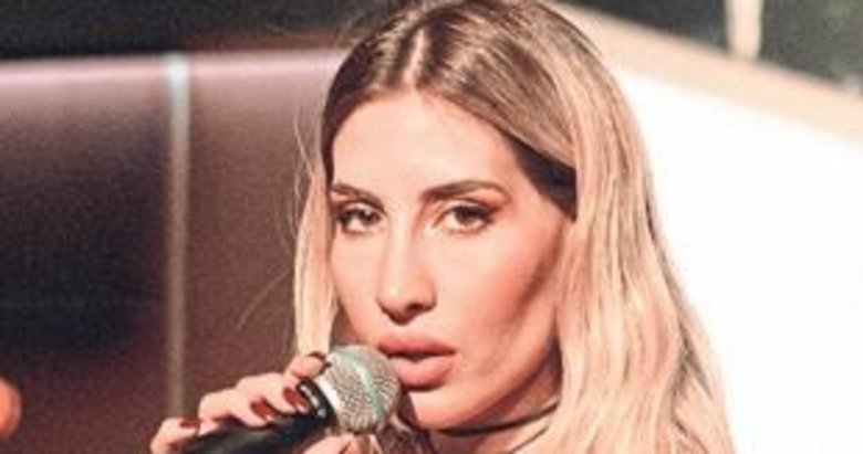 Kırmızı elbisesiyle herkesi hayran bıraktı