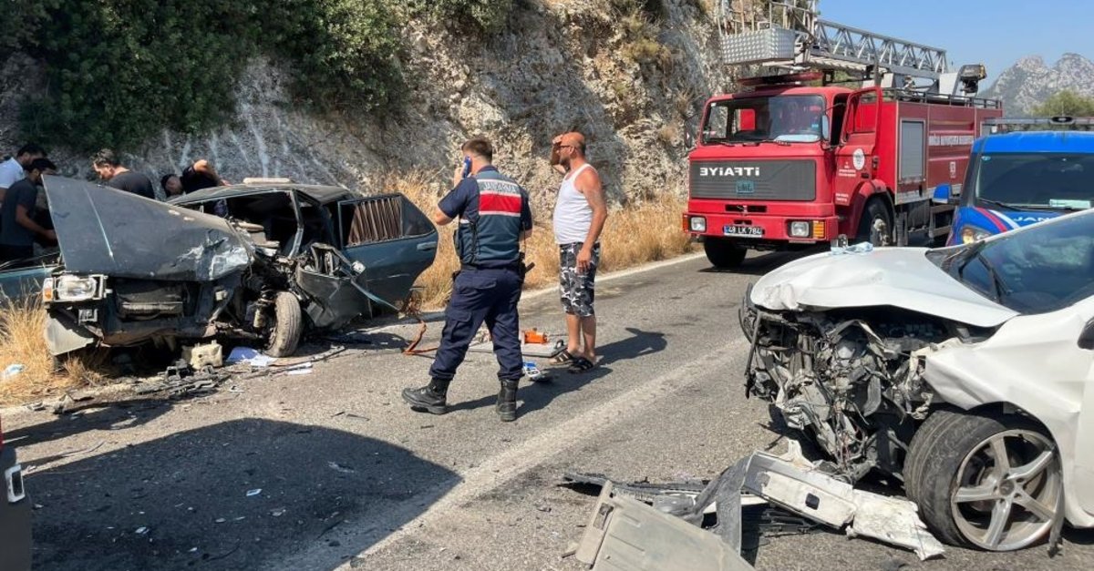 Milas'ta trafik kazası: Ölü ve yaralılar var