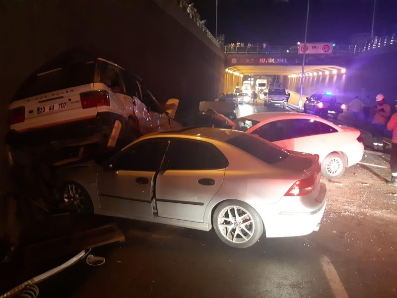 Denizli’de zincirleme trafik kazası! 4 otomobil birbirine girdi