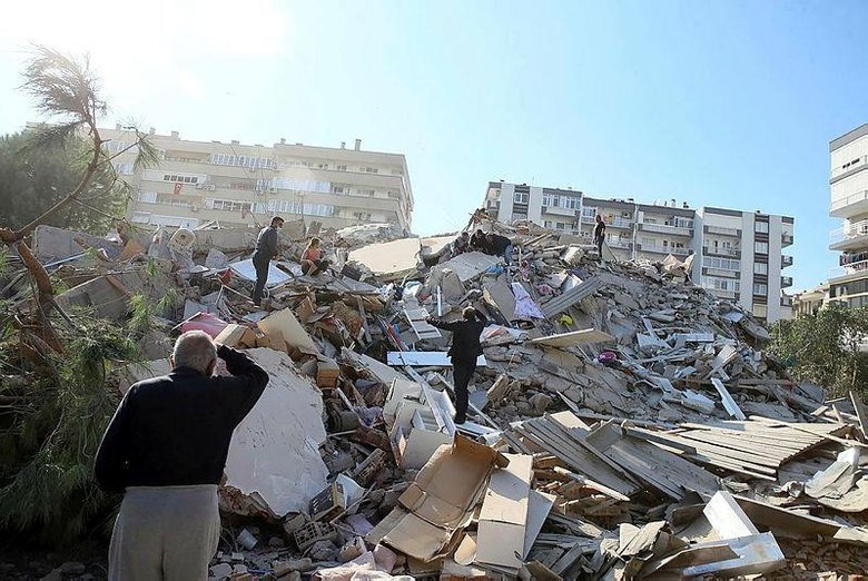İzmir’deki depremde yıkılan binalarla ilgili 22 gözaltı kararı