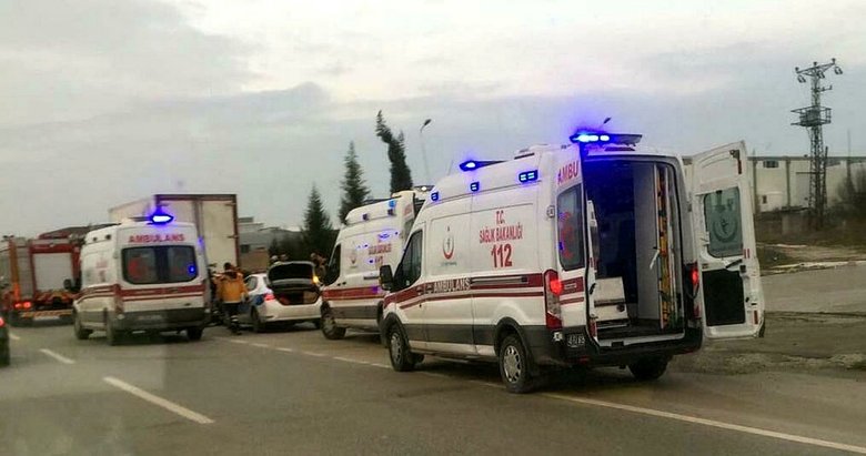 Manisa’da otomobil kamyona çarptı: 1 ölü, 2 yaralı