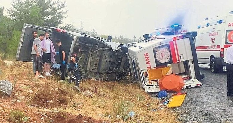 Yaralıları taşıyan ambulans kaza yaptı