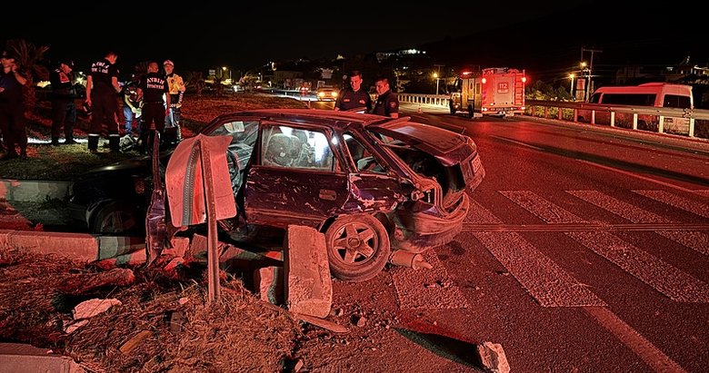 Otomobiller kafa kafaya çarpıştı: 2 ölü, 3 yaralı