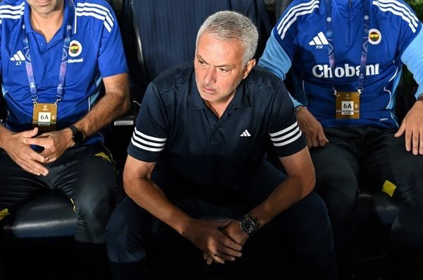 fenerbahcede-mourinho-ile-yollar-ayrildi-1756454715464.jpeg