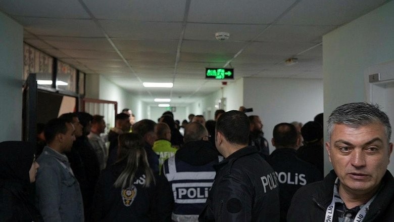 Maç sonu ortalık fena karıştı! Sahaya pet şişe yağdı