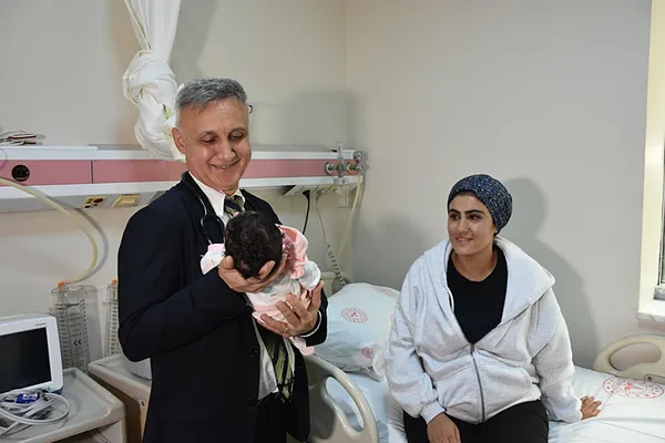 izmirde-duygusal-anlar-alya-bebek-41-gun-sonra-annesine-kavustu-1792049851230.png